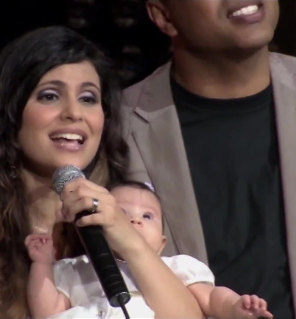 Aline Barros e Pr. Gilmar Santos com a filha