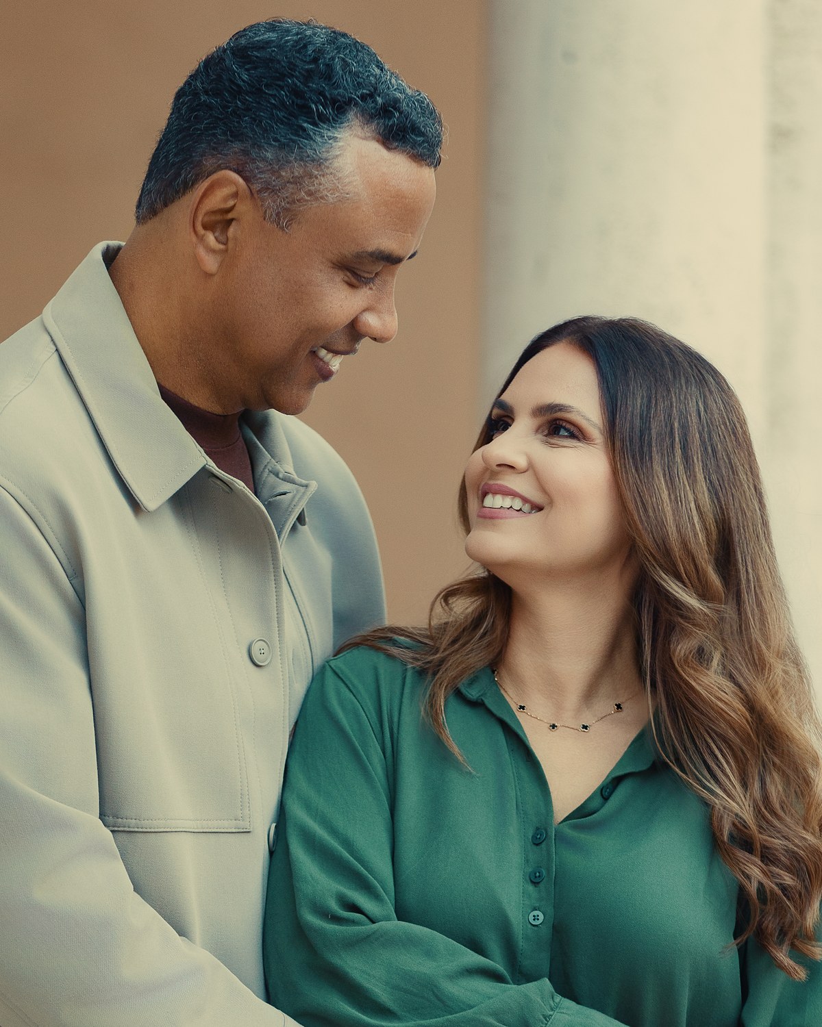 Gilmar e Aline abraçados, sorrindo um para o outro